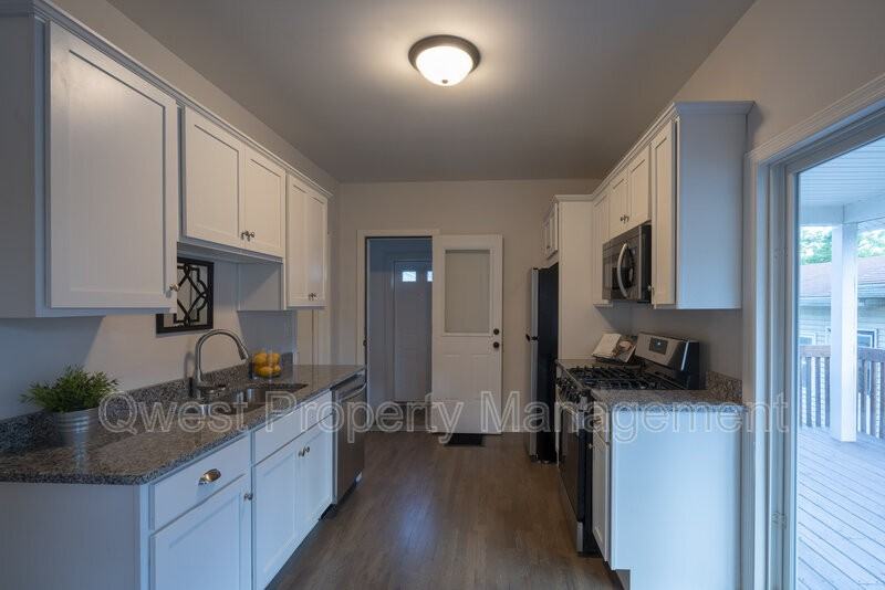 806 Emerald Ave Ne #1 - Photo 4 of 6