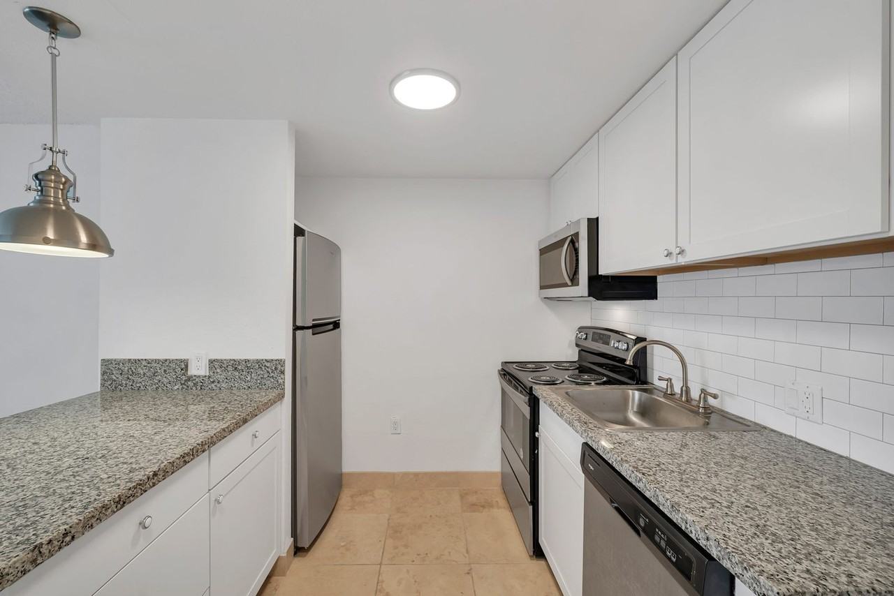 300 Holcomb - Photo 2 of 9