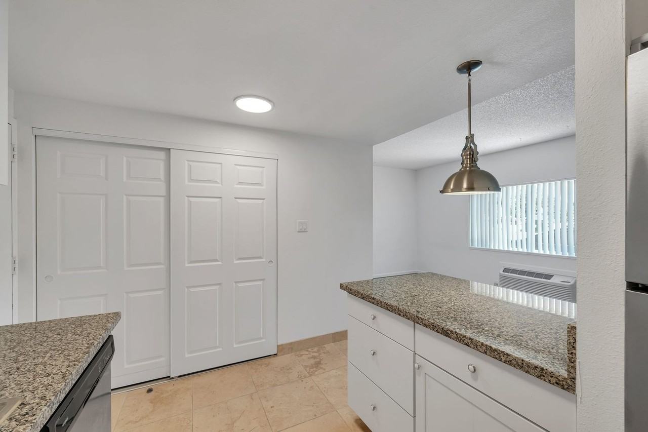 300 Holcomb - Photo 3 of 9