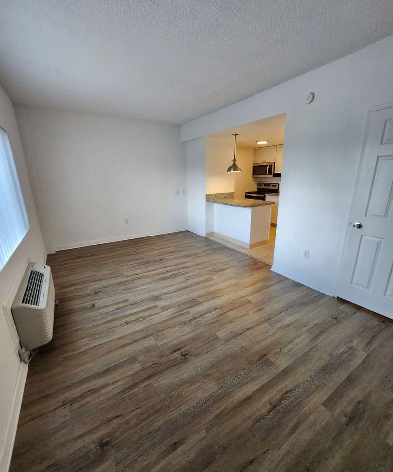 300 Holcomb - Photo 4 of 9