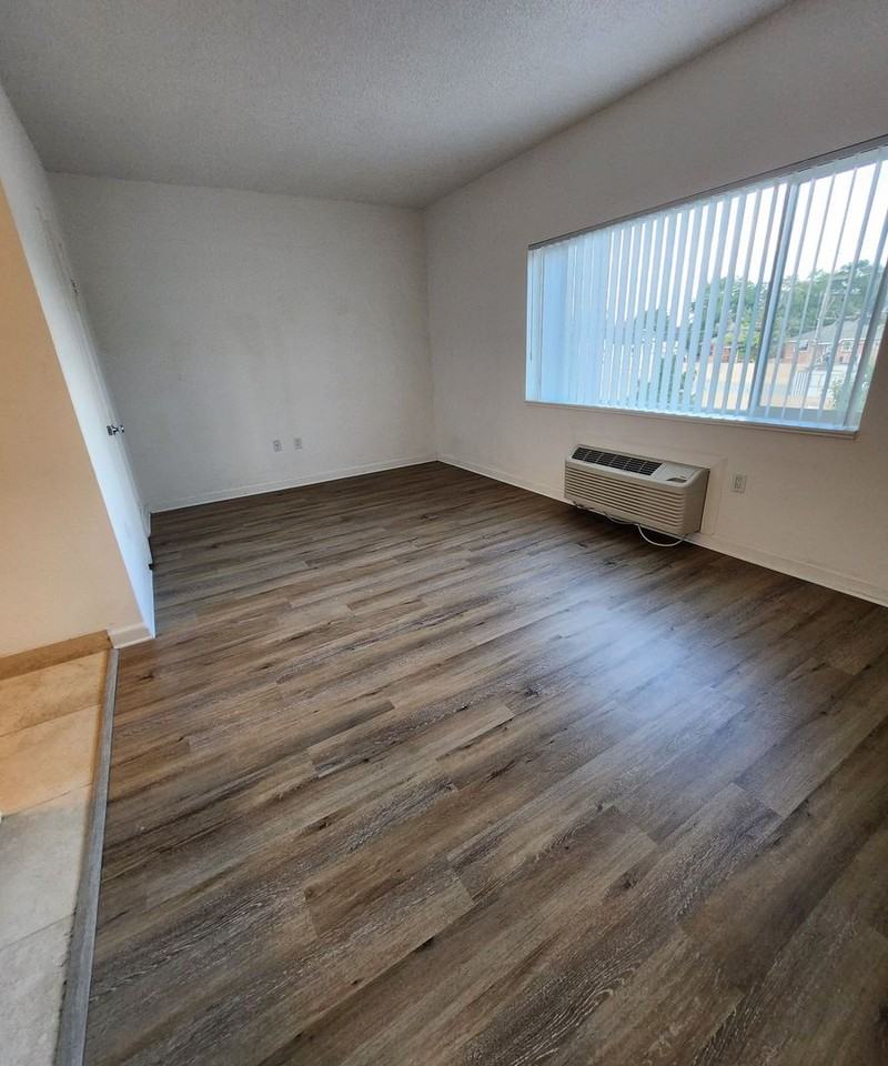 300 Holcomb - Photo 5 of 9