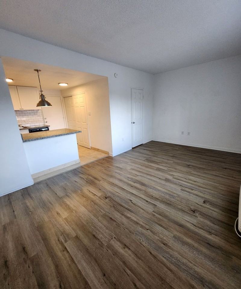 300 Holcomb - Photo 6 of 9