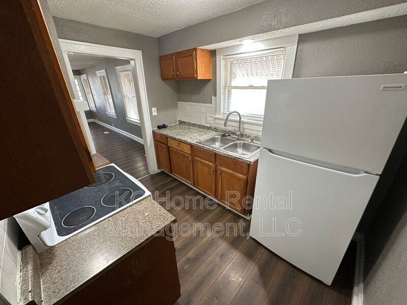 2242 E Gregory Blvd - Photo 2 of 47