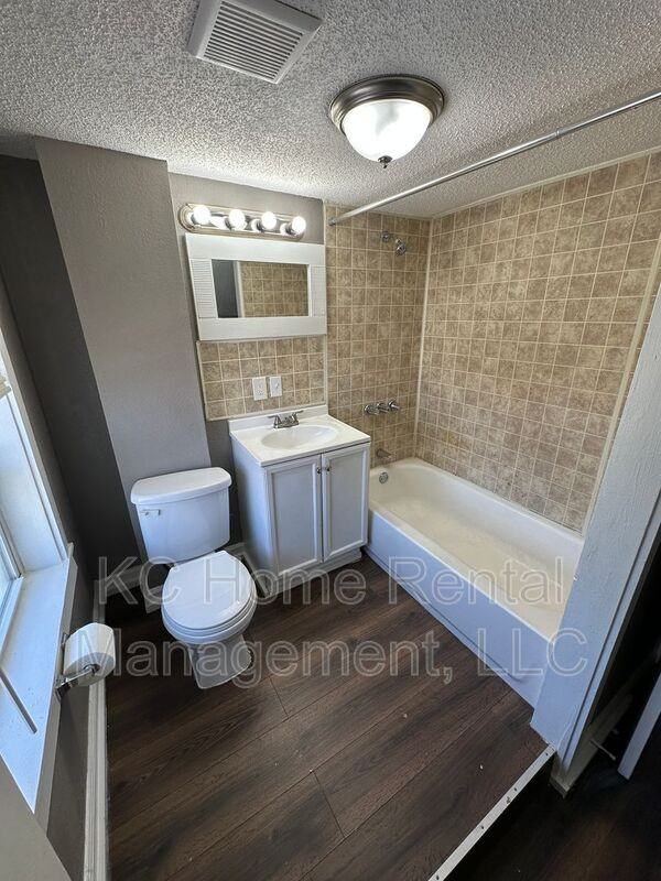 2242 E Gregory Blvd - Photo 3 of 47
