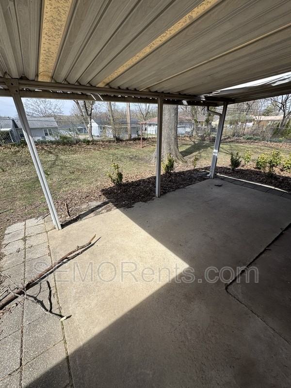 1025 Caufield Dr - Photo 2 of 3