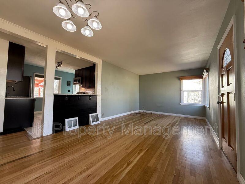 2416 4th Ave S - Photo 4 of 27