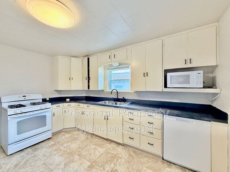 819 34th St - Photo 3 of 10