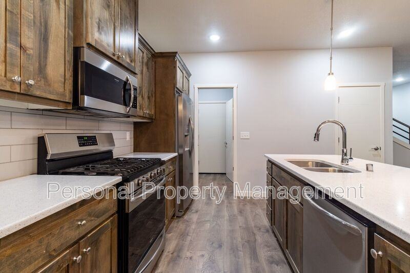 3544 Ne 61st Way - Photo 4 of 21