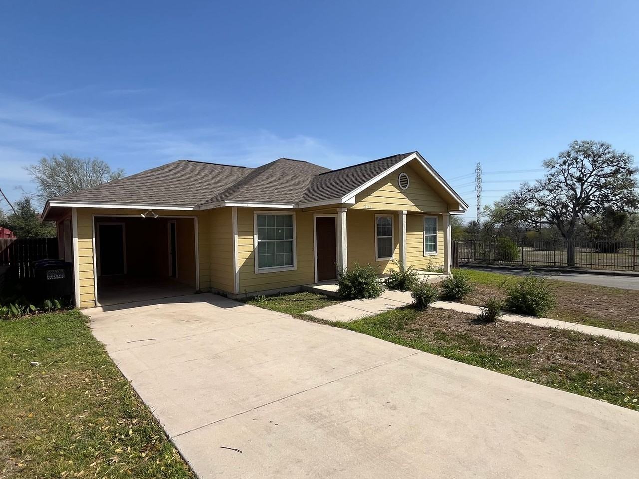 2855 Del Rio St - Photo 2 of 28