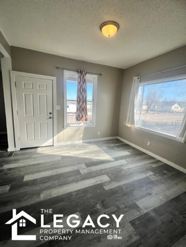 809 W 10th St - Photo 2 of 16