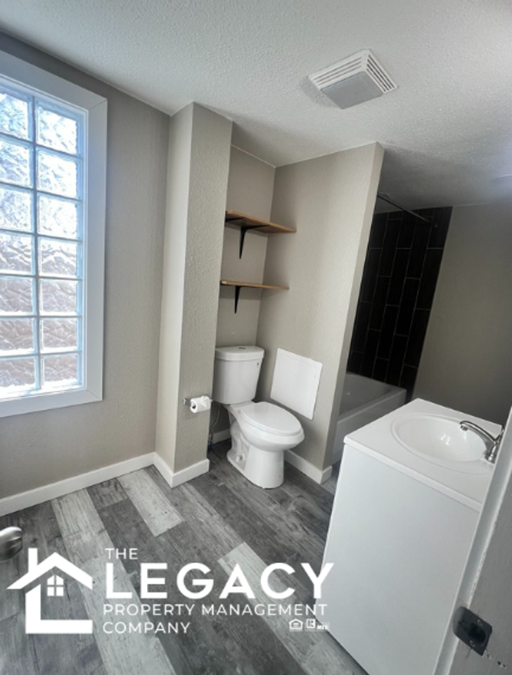 809 W 10th St - Photo 6 of 16