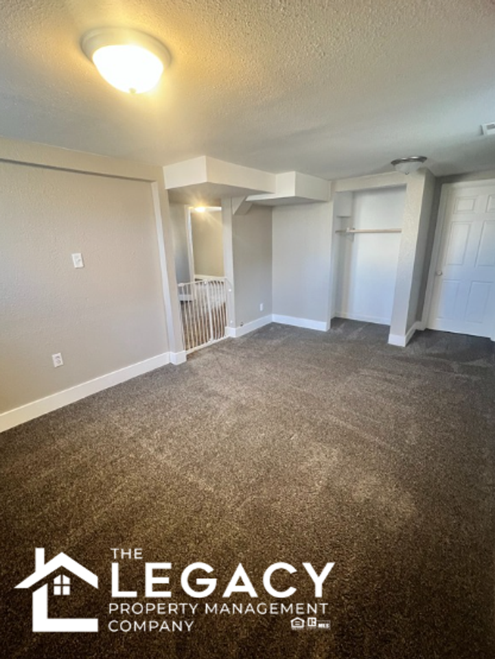 809 W 10th St - Photo 7 of 16