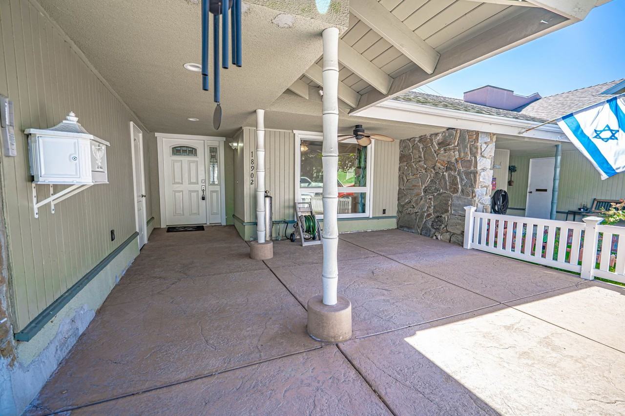 18902 Circle Of Friends - Photo 2 of 15