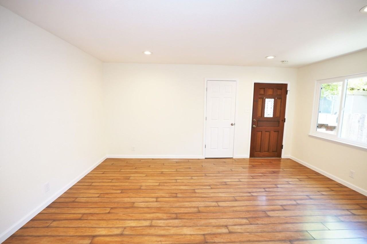 1126 King St - Photo 3 of 15