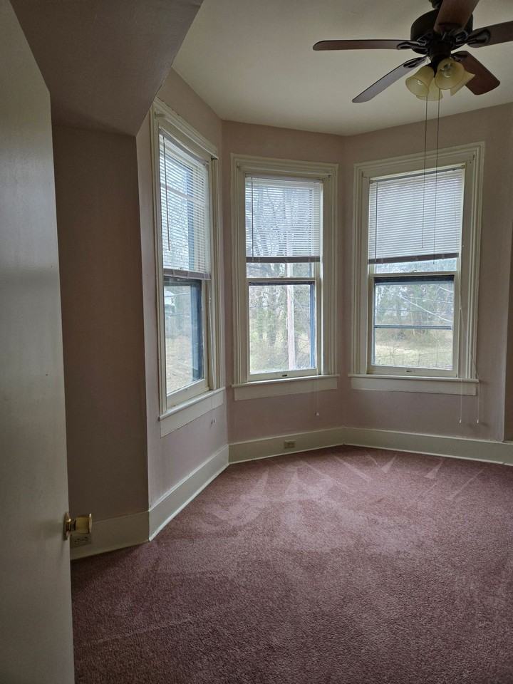 27 Pine St #B - Photo 5 of 14