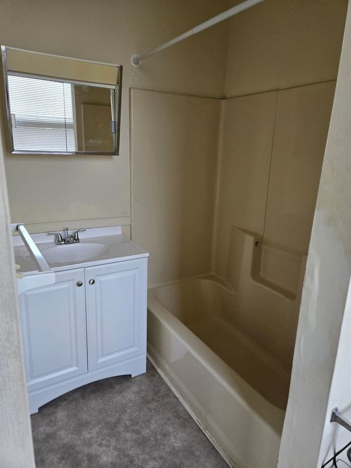 27 Pine St #B - Photo 7 of 14