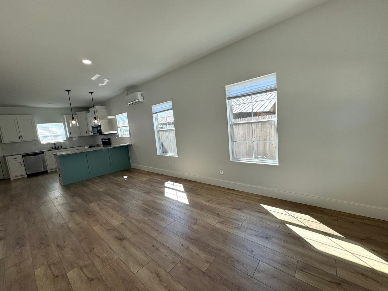 2730 E Admiral Ct - Photo 3 of 19