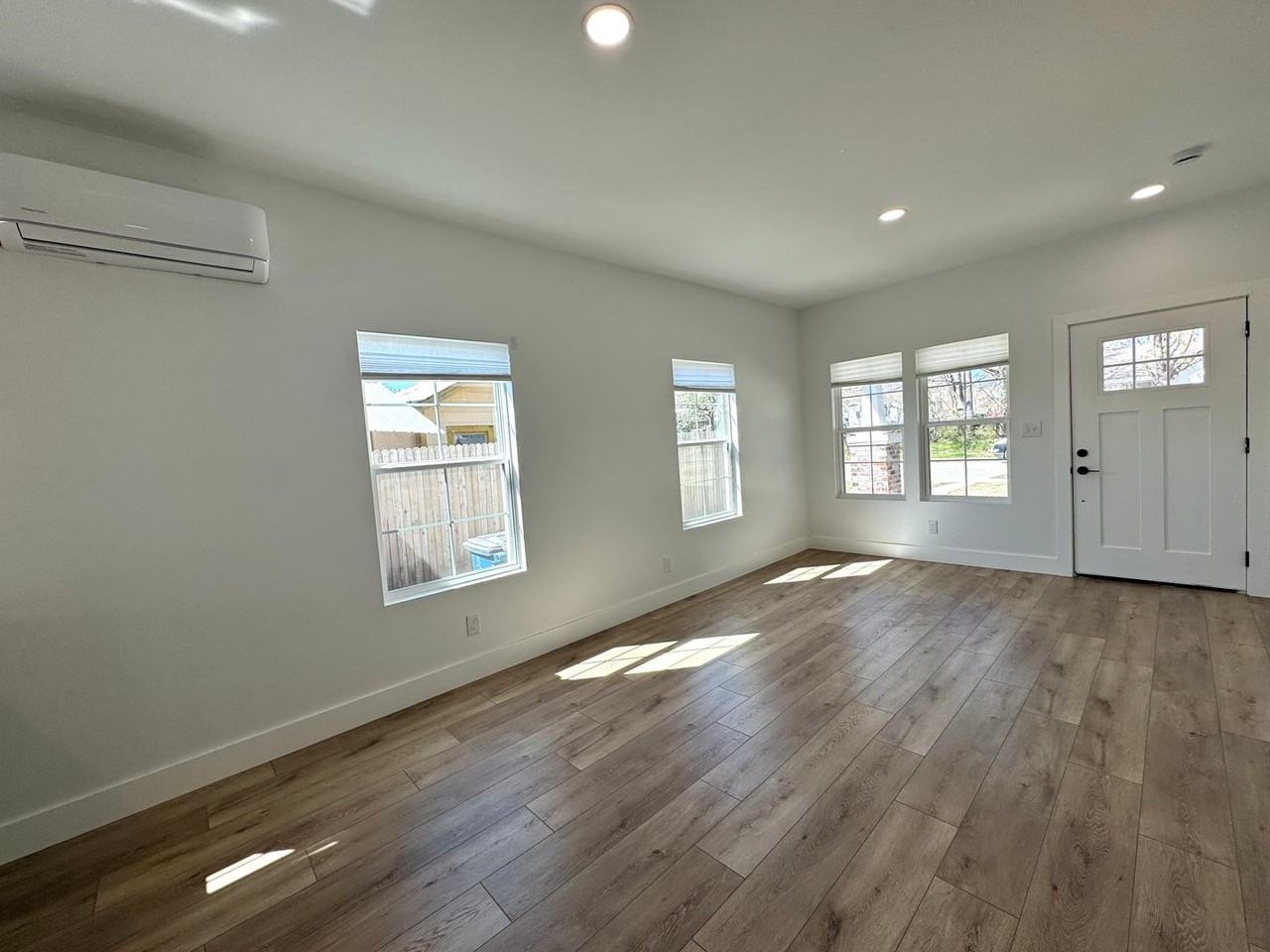 2730 E Admiral Ct - Photo 4 of 19