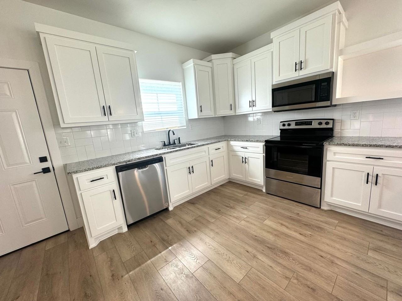 2730 E Admiral Ct - Photo 6 of 19