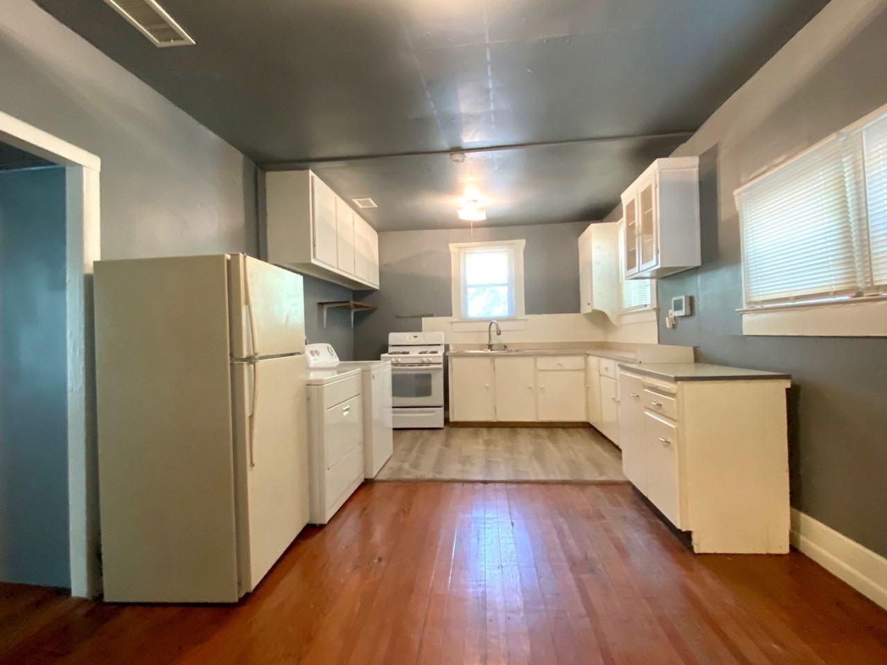 405 E 30th St - Photo 5 of 18