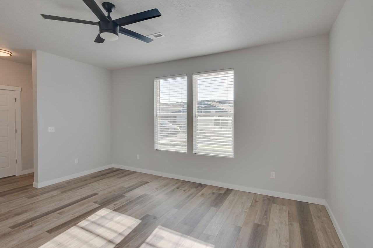 319 S Riggs Spring Ave - Photo 4 of 22