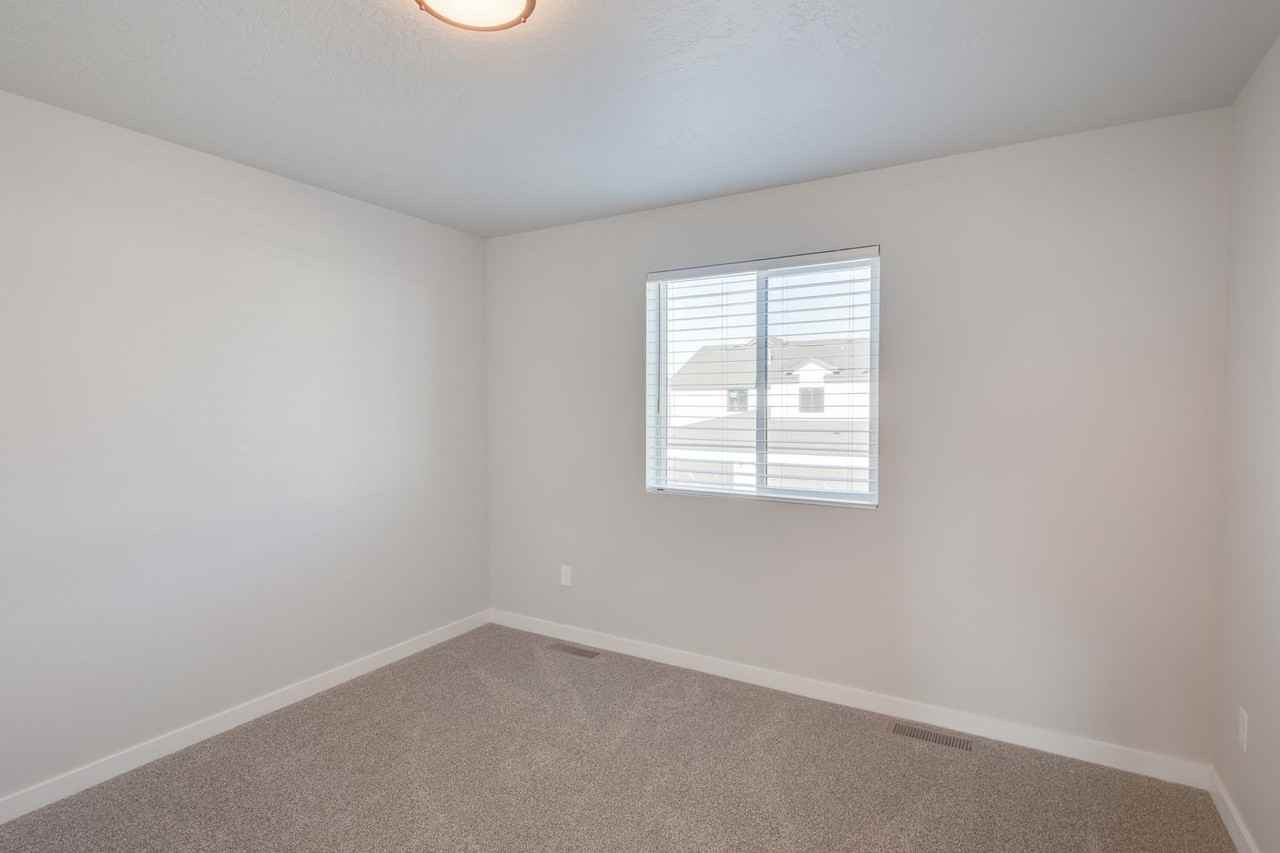319 S Riggs Spring Ave - Photo 4 of 22
