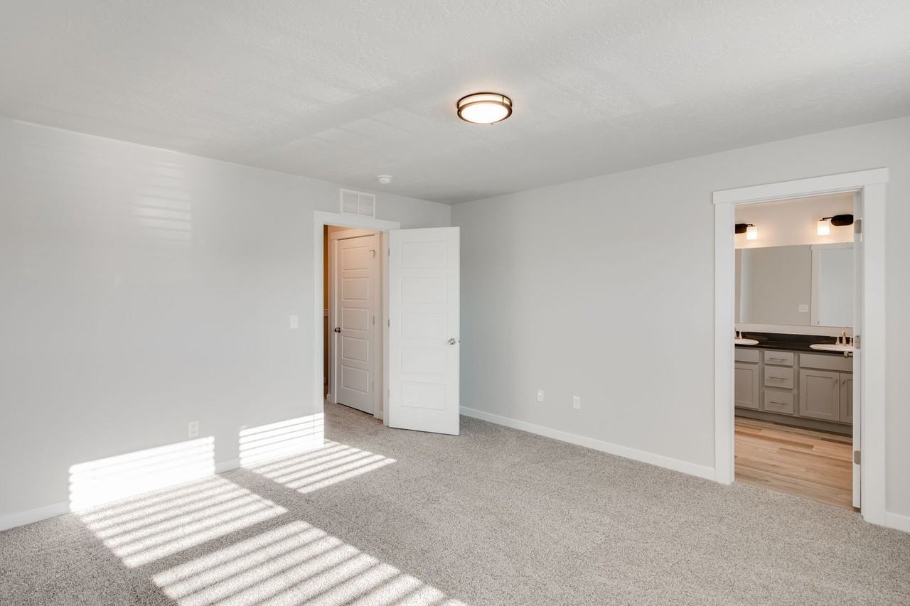 319 S Riggs Spring Ave - Photo 3 of 22