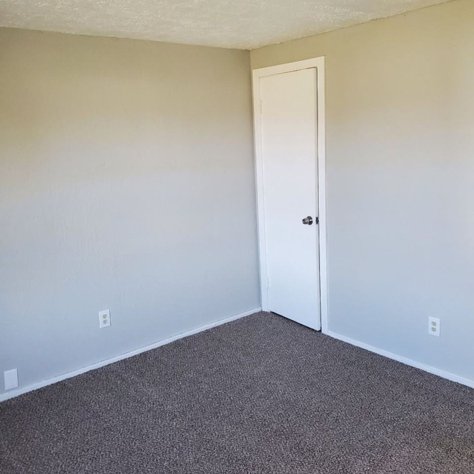 2814 Cromwell Dr - Photo 2 of 11