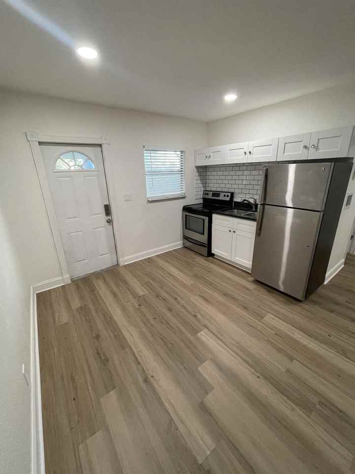 1311 East Caracas Street - Photo 2 of 27