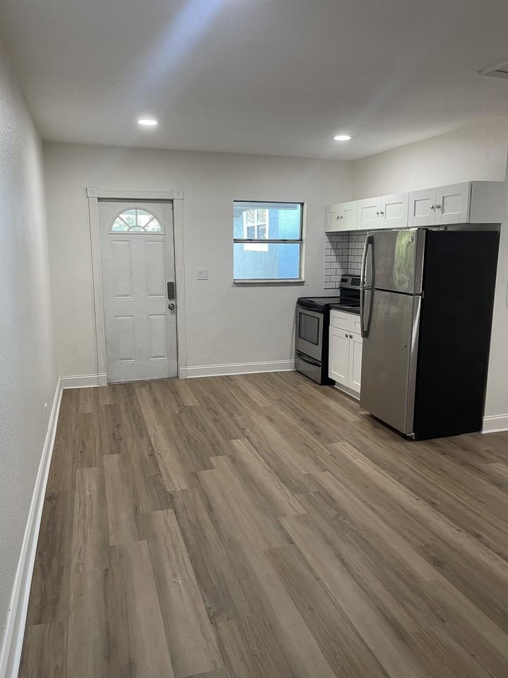 1311 East Caracas Street - Photo 6 of 27