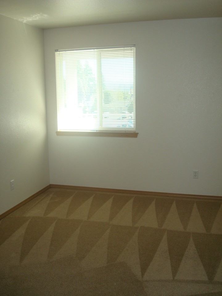 Hampton Court - Photo 3 of 14