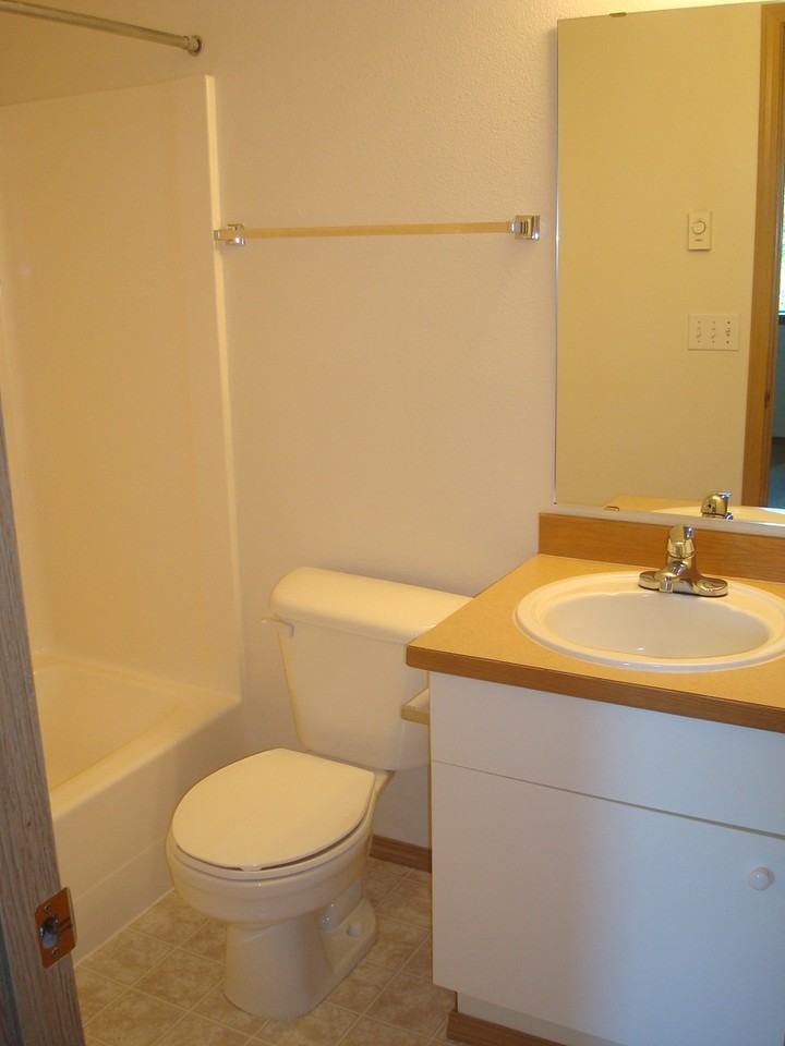 Hampton Court - Photo 3 of 15