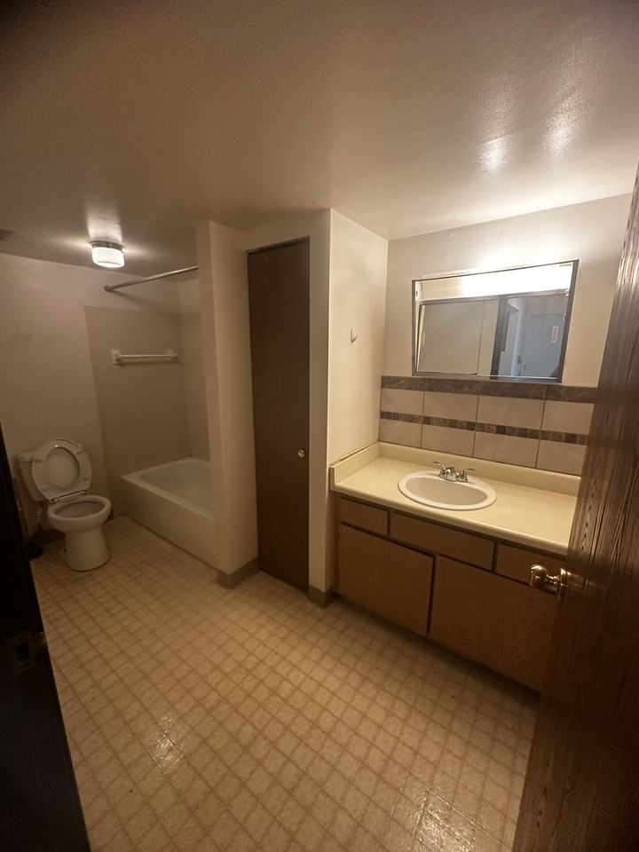 Clay Street 404 South - Photo 4 of 19