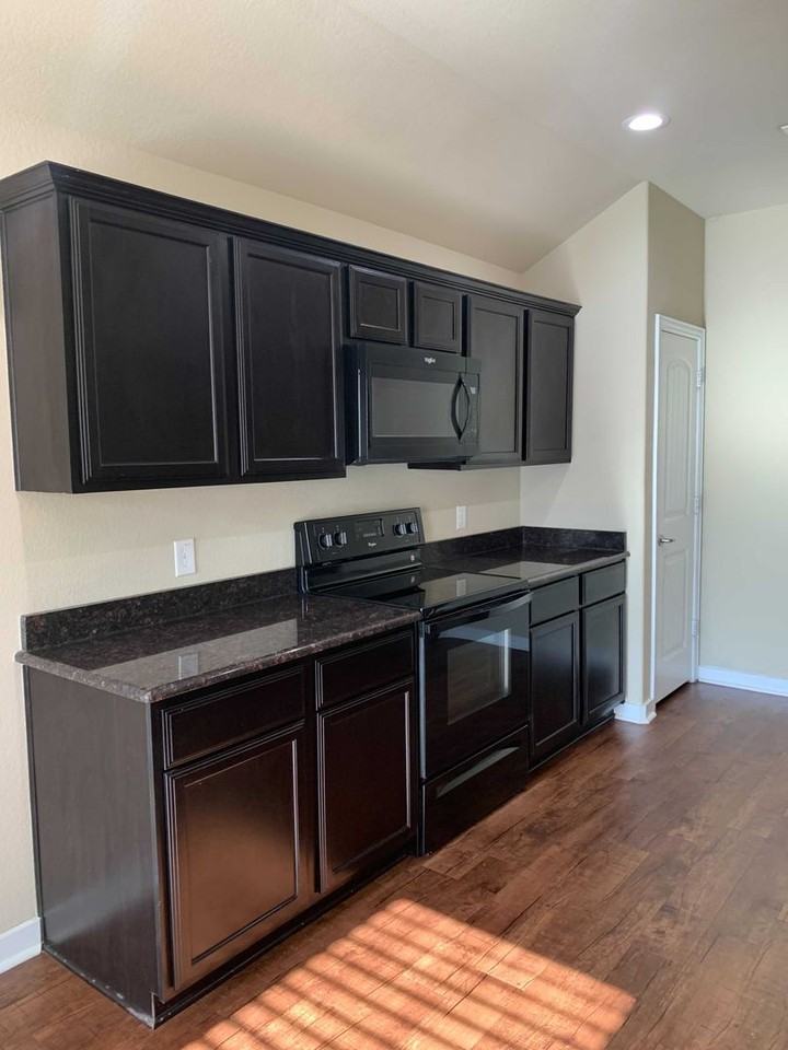 3441 Cayman Dr - Photo 3 of 9