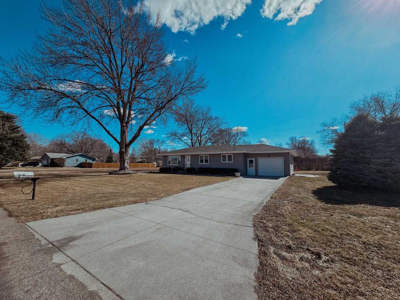 1605 Grand Ave - Photo 2 of 17