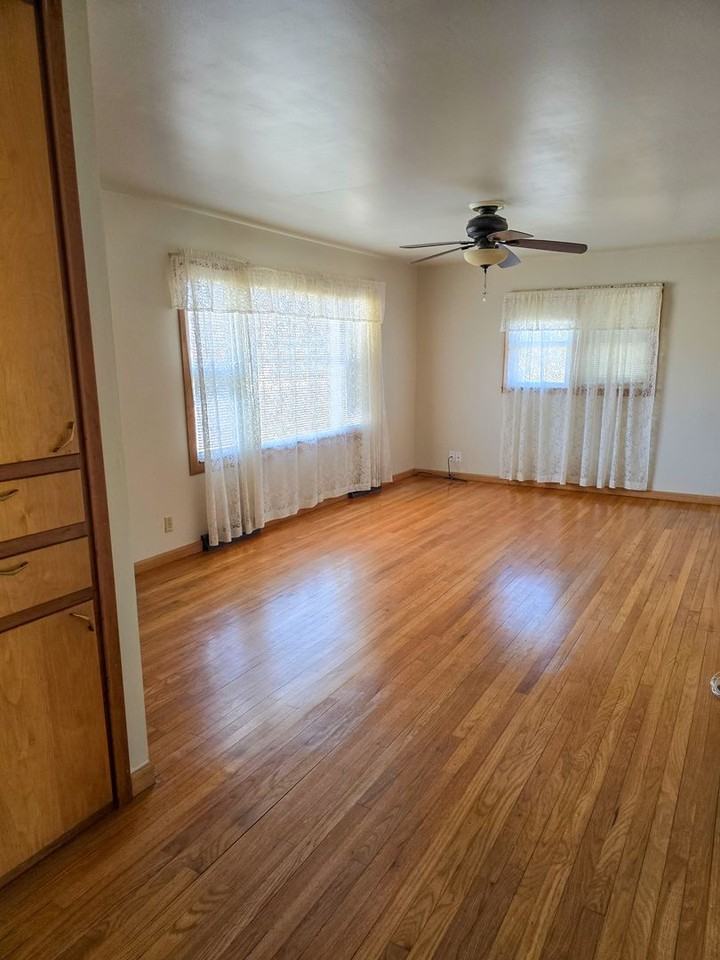1605 Grand Ave - Photo 4 of 17