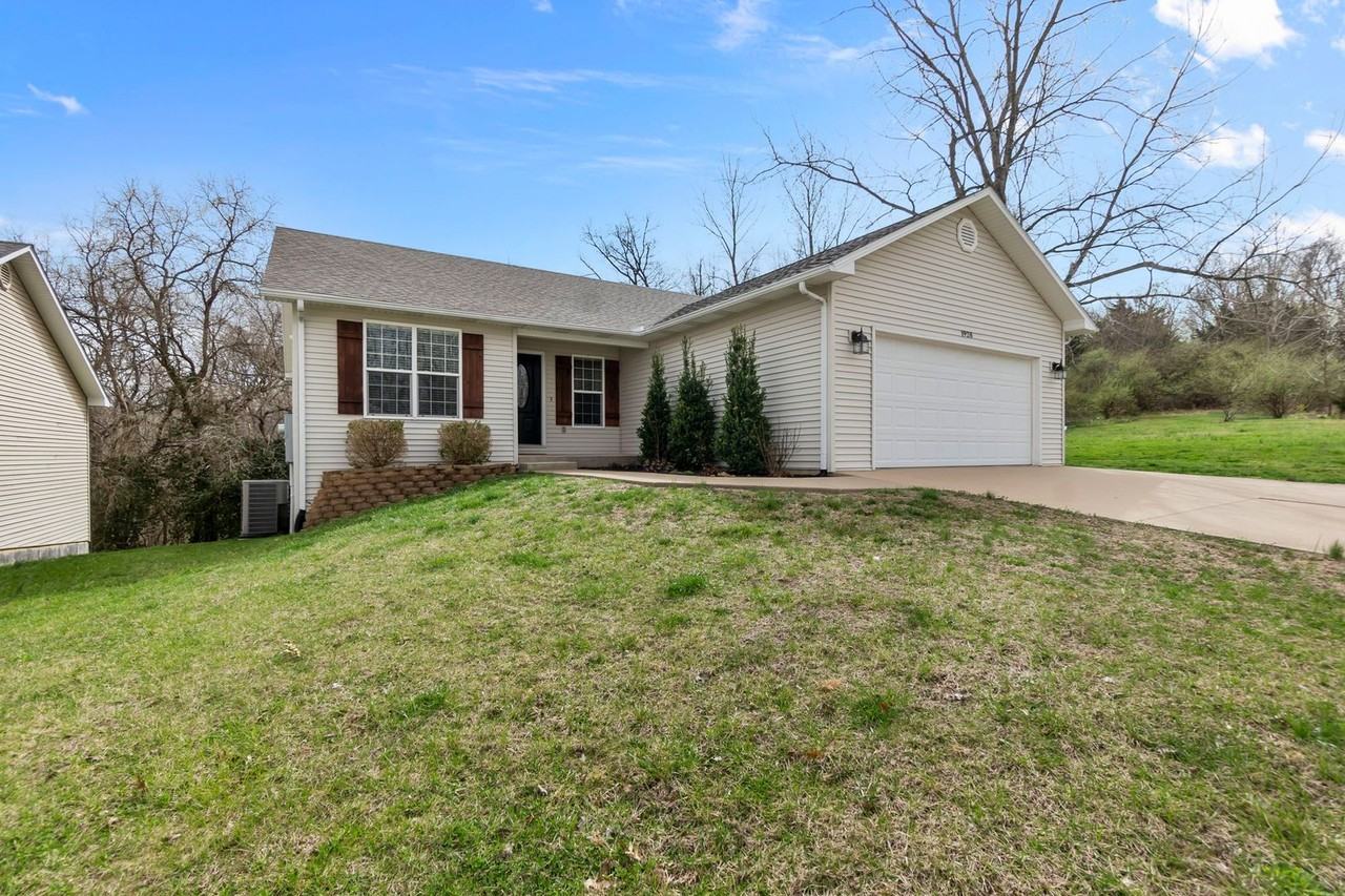 1928 Garrett Dr - Photo 2 of 25