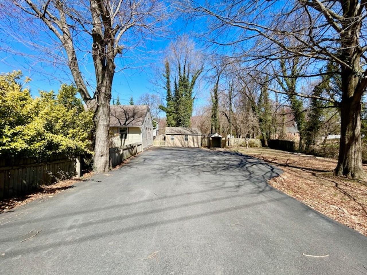 2127 Pimmit Dr - Photo 3 of 28