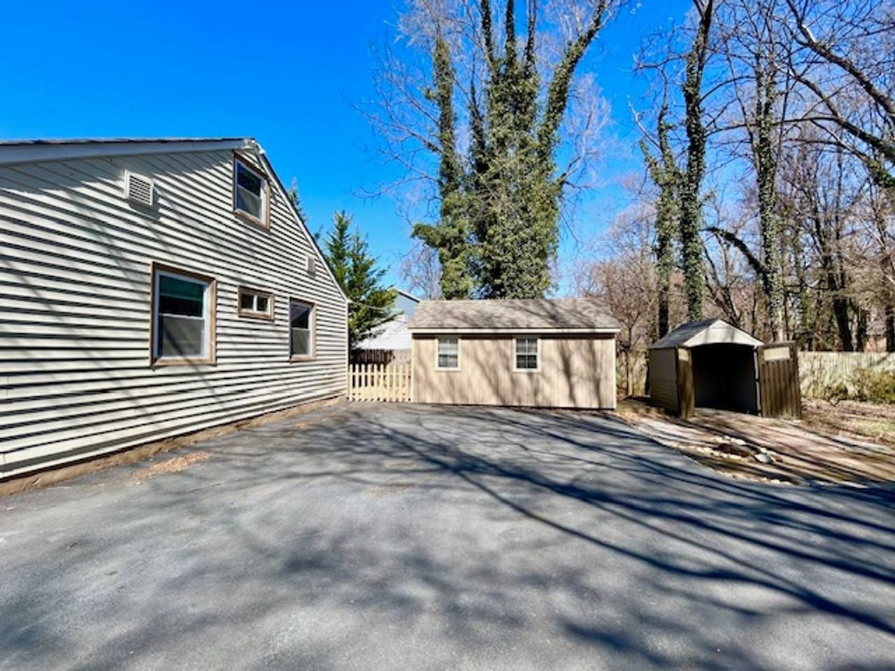 2127 Pimmit Dr - Photo 3 of 27