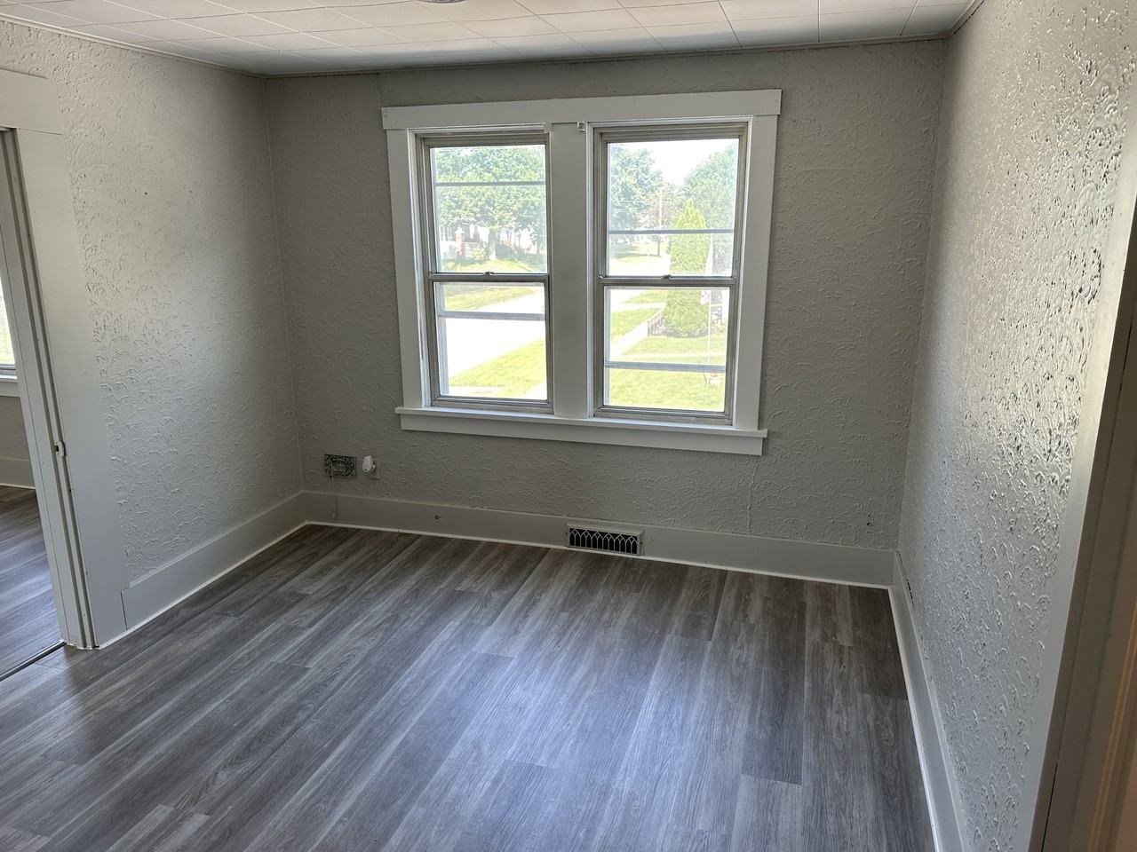 402 Monroe Street - Photo 3 of 5