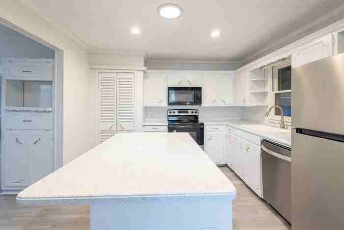 607 N College St - Photo 2 of 21