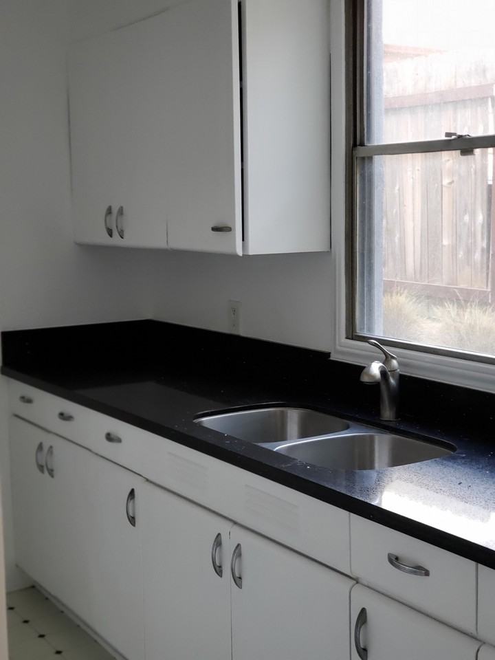 2507 N Beachwood Dr #1 - Photo 2 of 8