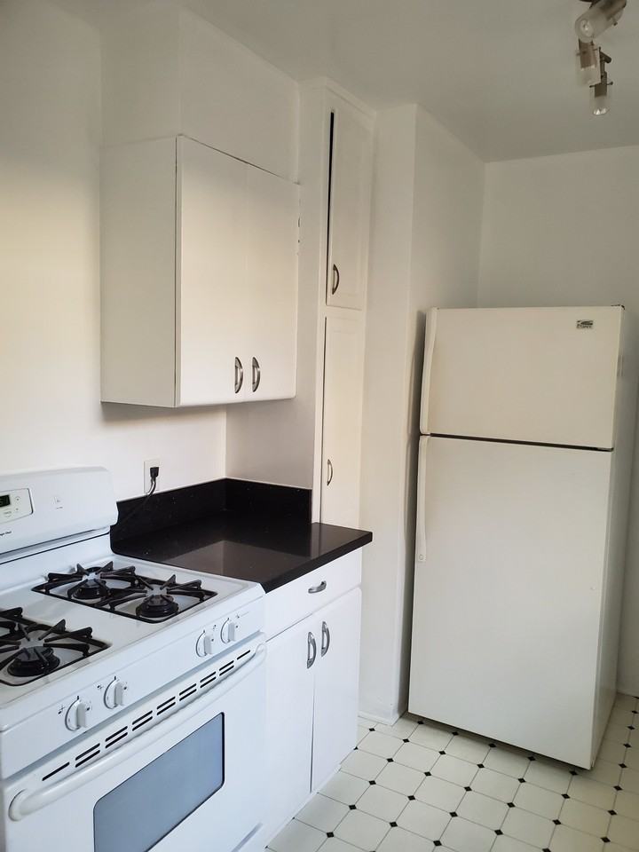 2507 N Beachwood Dr #1 - Photo 3 of 8