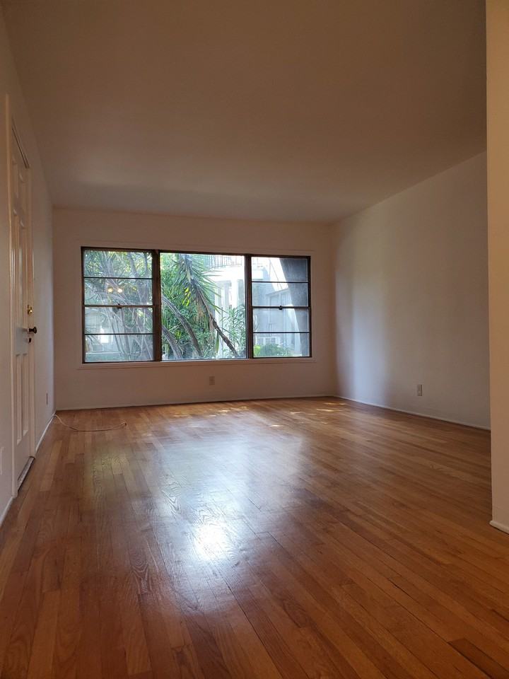 2507 N Beachwood Dr #1 - Photo 4 of 8