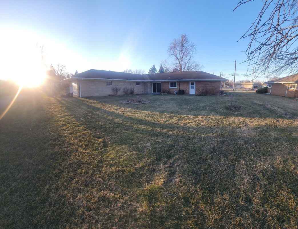 127 E Elizabeth Dr - Photo 2 of 15