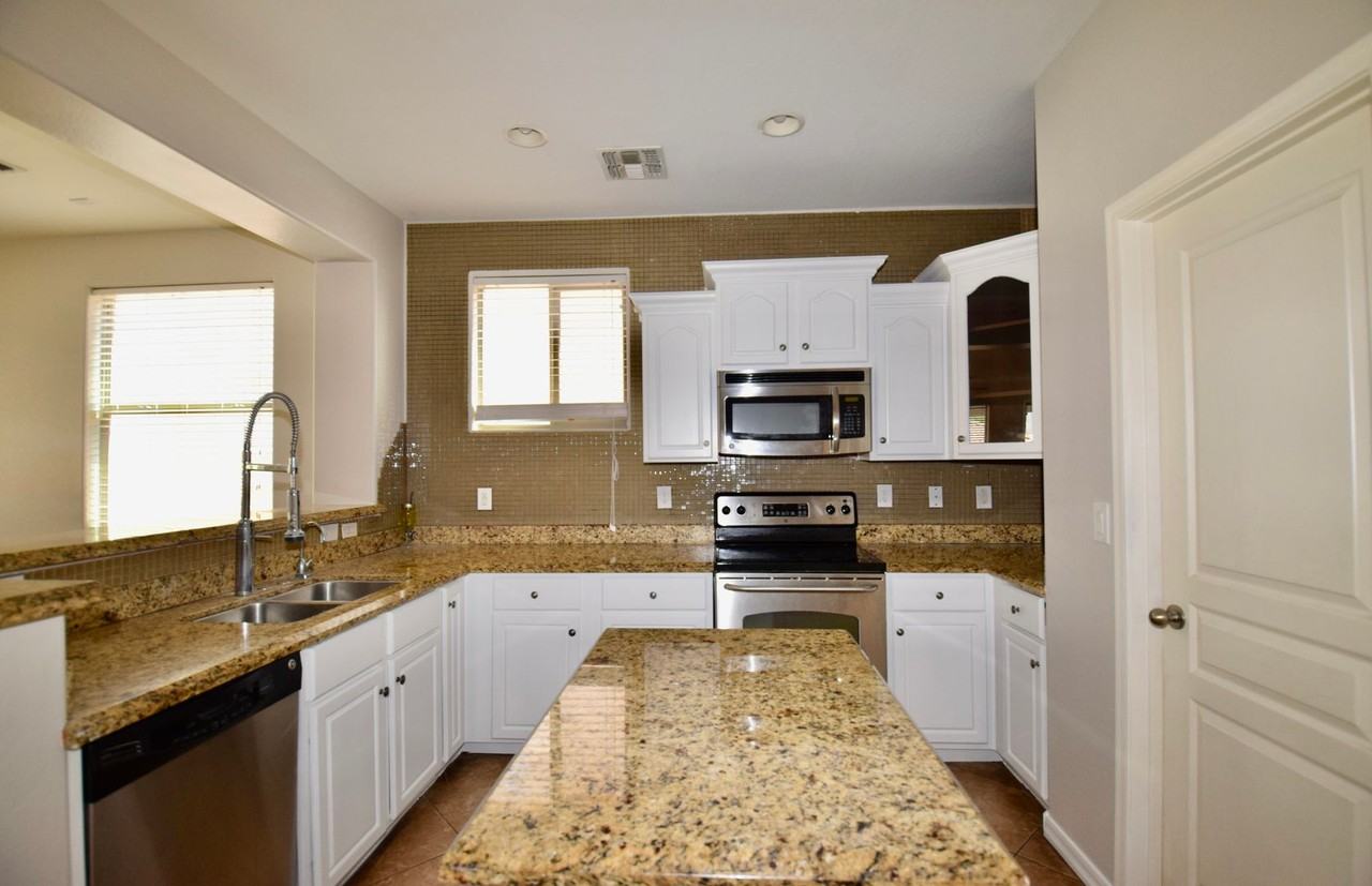 21460 E Roundup Way - Photo 7 of 29