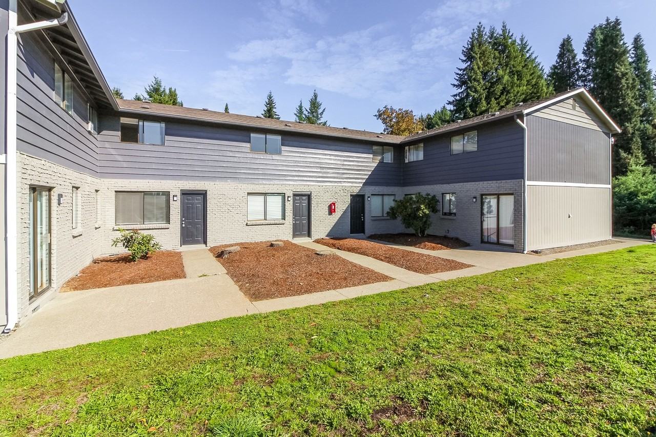 Large. Townhouse. Style 2 Bed/1.5 Bath.  Easy to book tours! - Photo 2 of 37