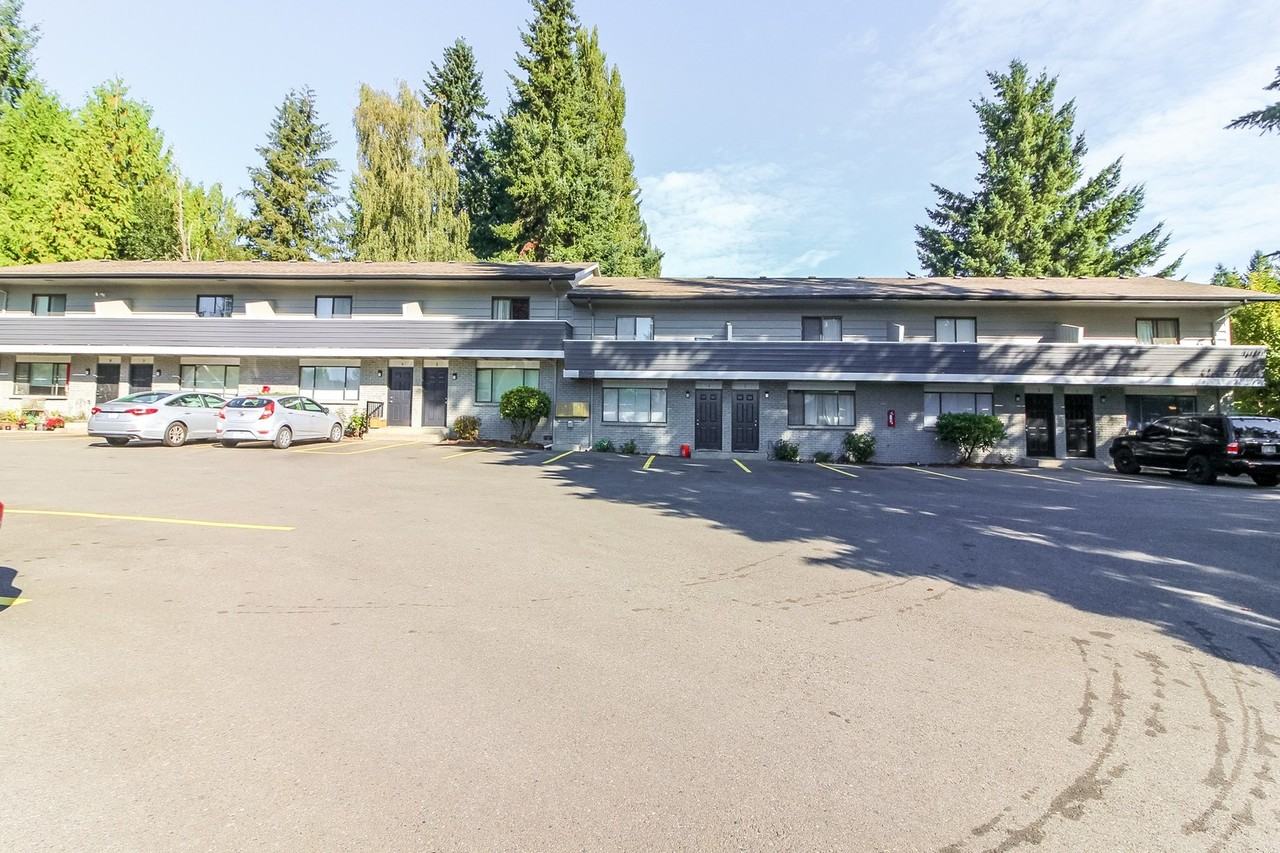 Large. Townhouse. Style 2 Bed/1.5 Bath.  Easy to book tours! - Photo 3 of 37