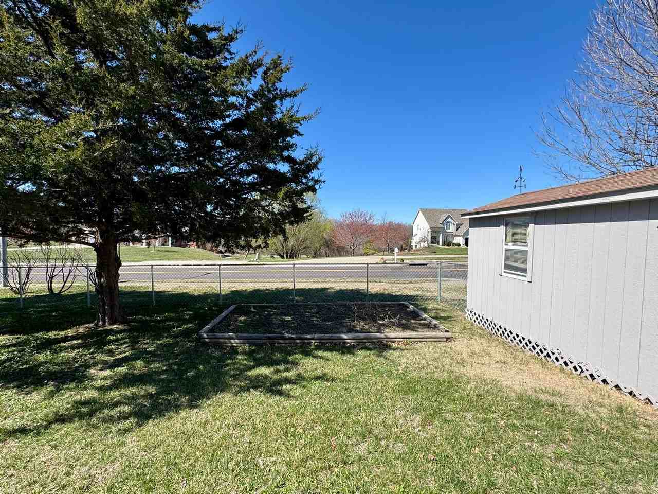 1109 Foxridge Dr - Photo 3 of 23