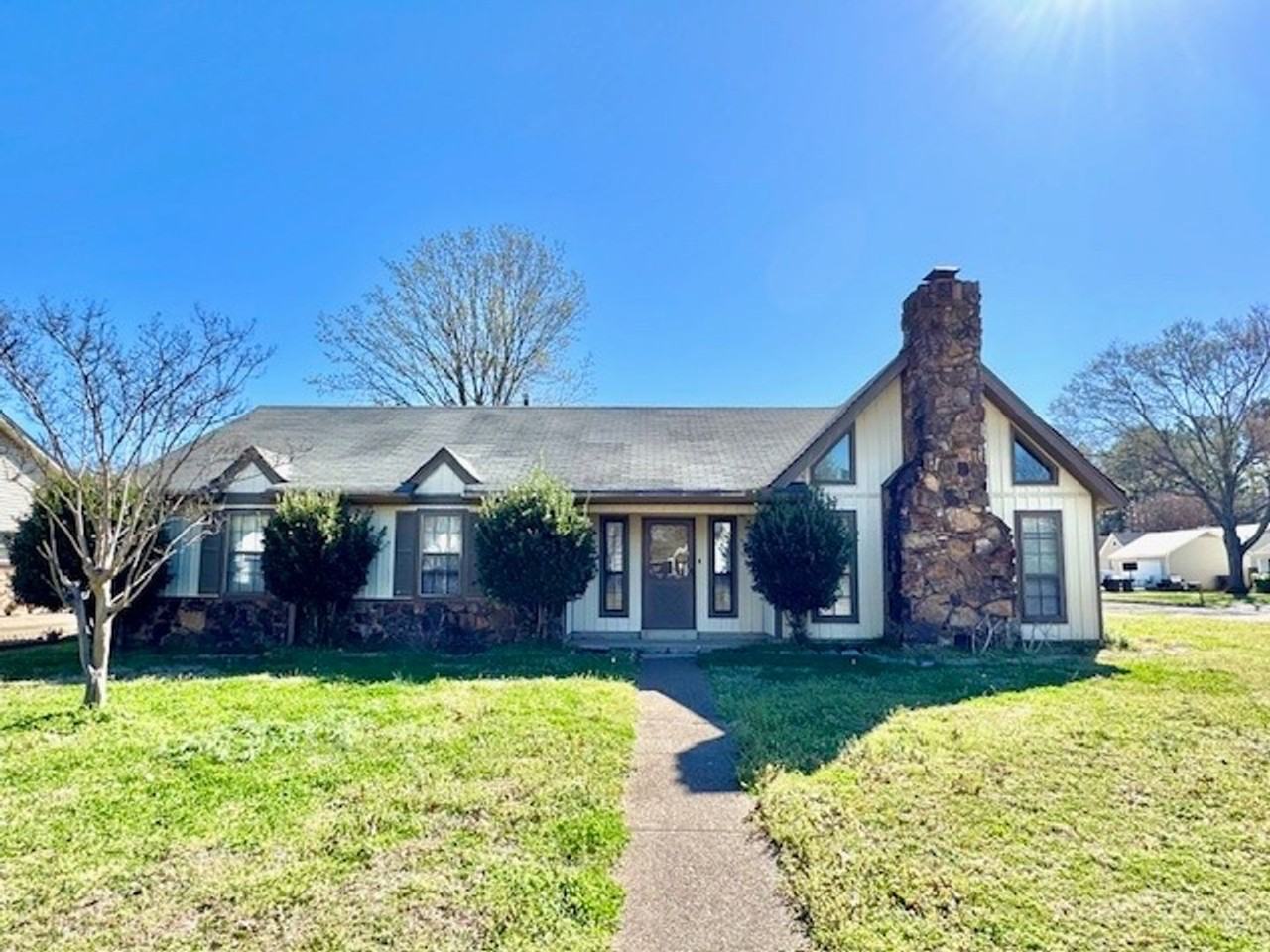 3010 Barrycrest Dr - Photo 2 of 13